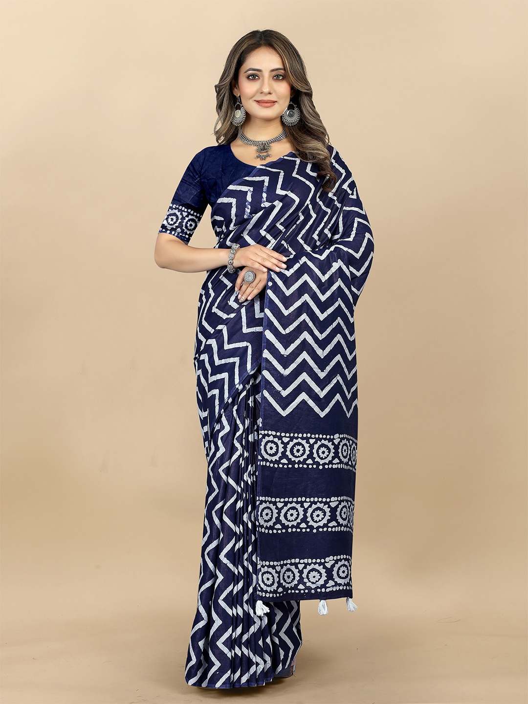 

VEDANT VASTRAM Batik Printed Satin Saree, Navy blue