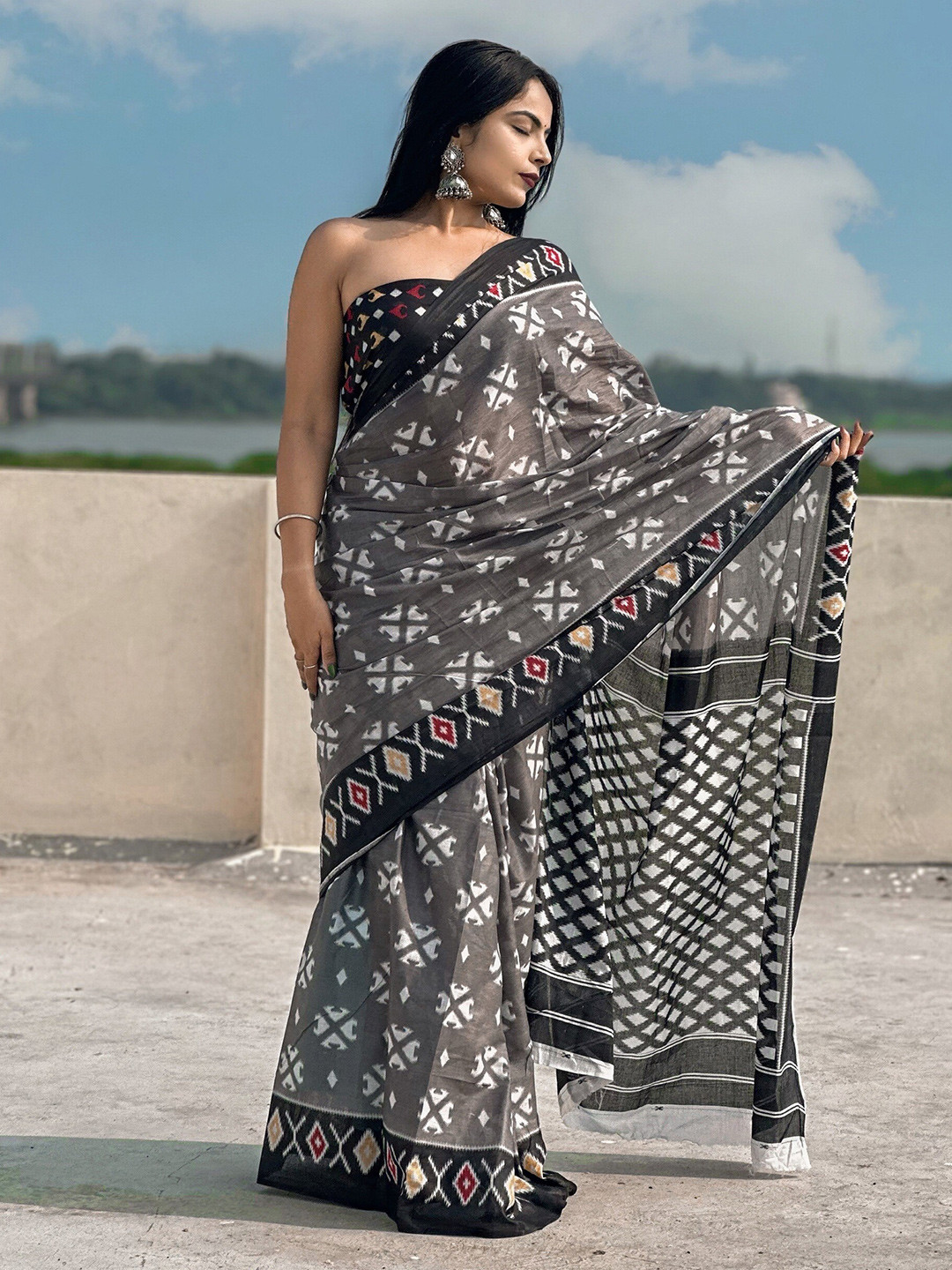 

VEDANT VASTRAM Geometric Pure Cotton Block Print Saree, Grey