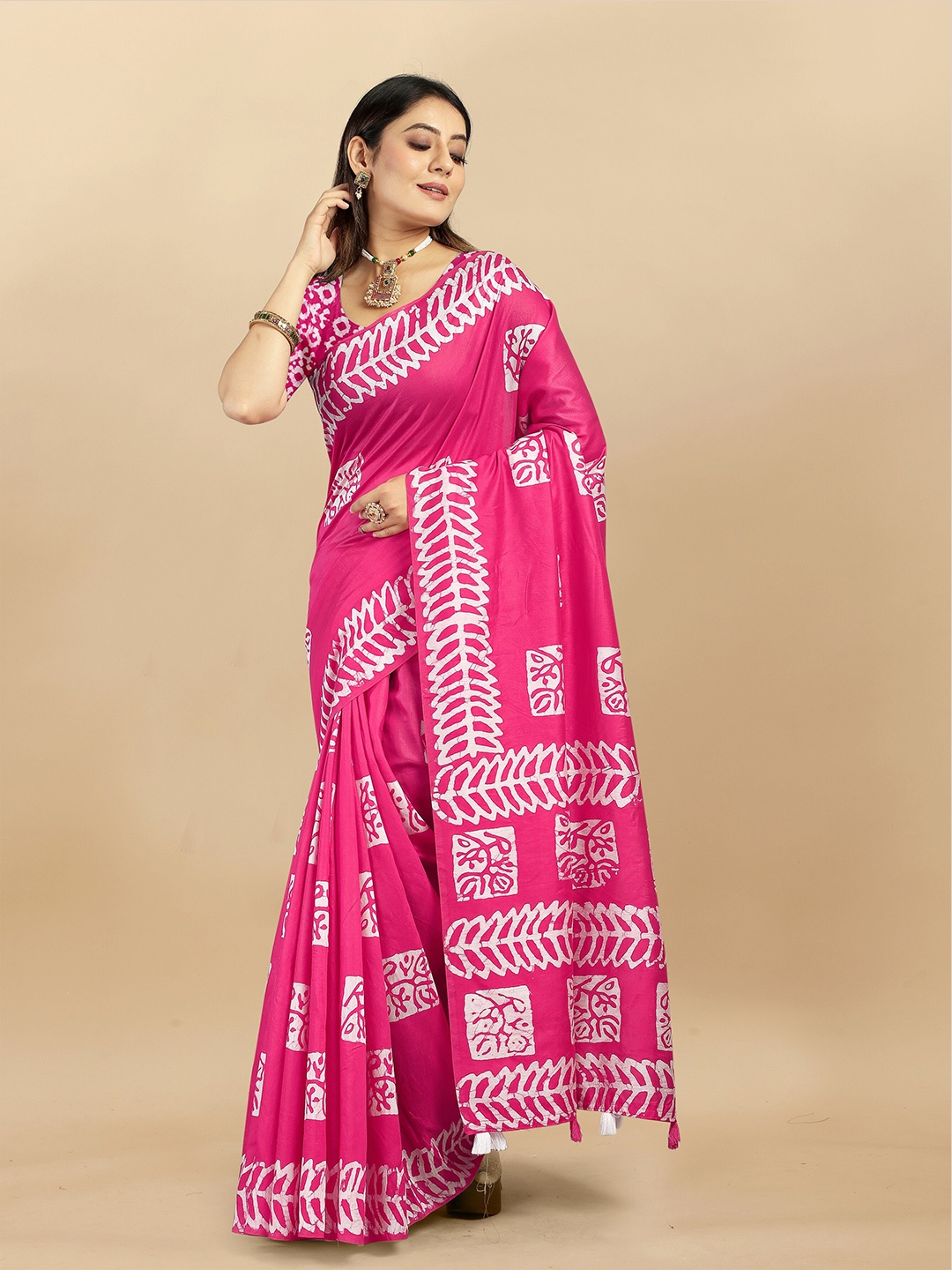 

VEDANT VASTRAM Batik Printed Satin Saree, Pink