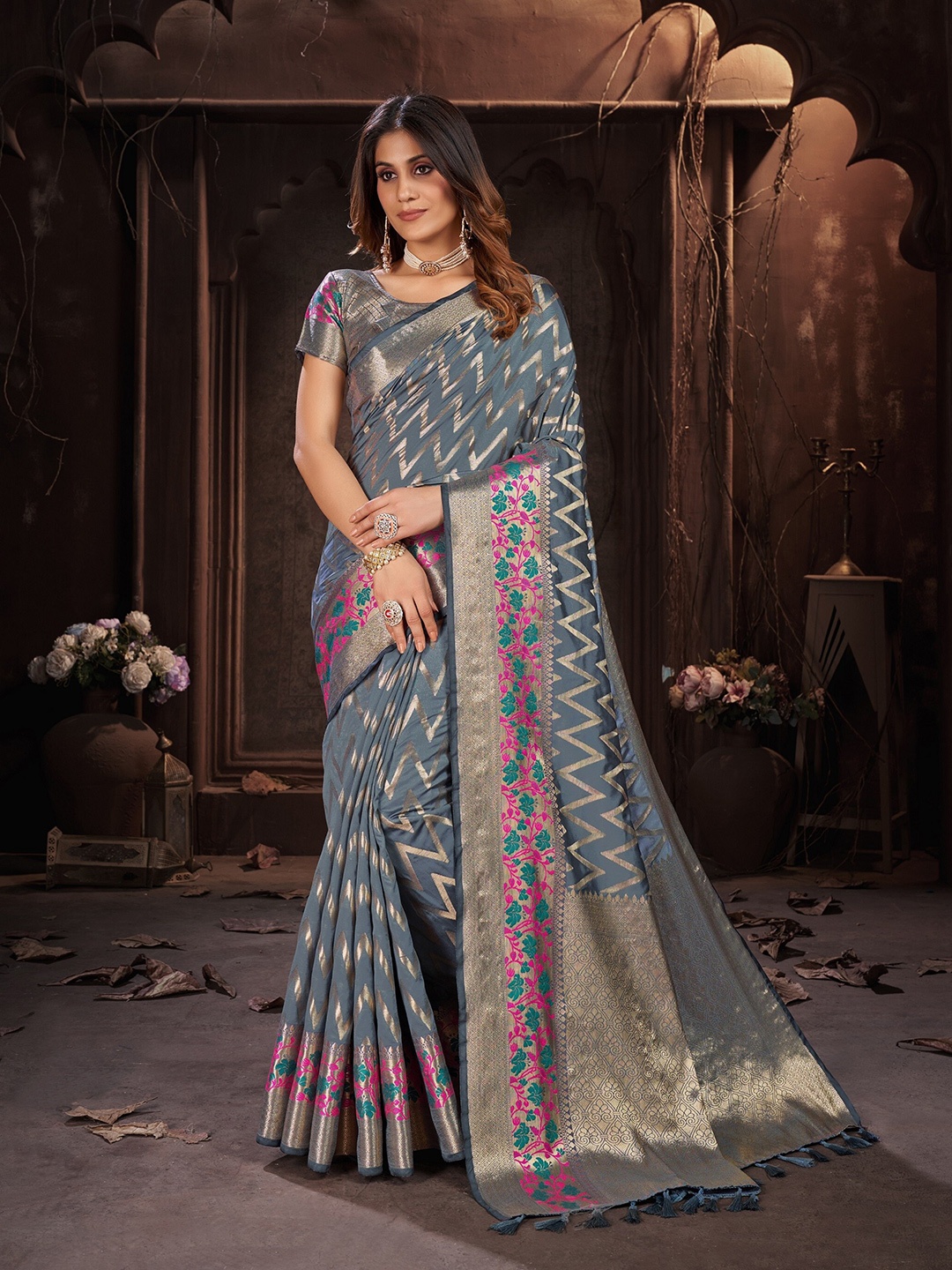 

VEDANT VASTRAM Woven Design Zari Banarasi Saree, Grey