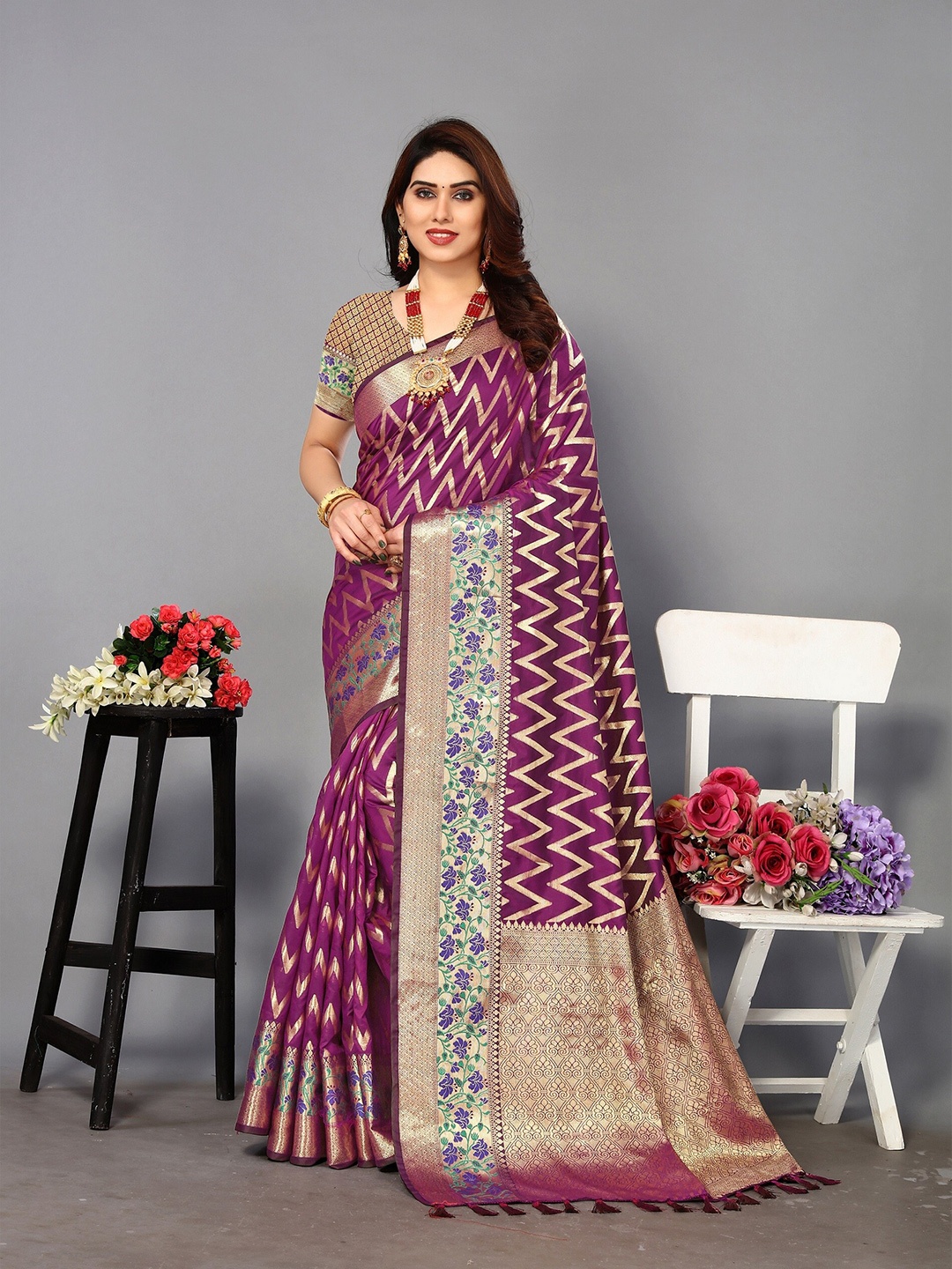 

VEDANT VASTRAM Geometric Woven Design Zari Banarasi Saree, Burgundy