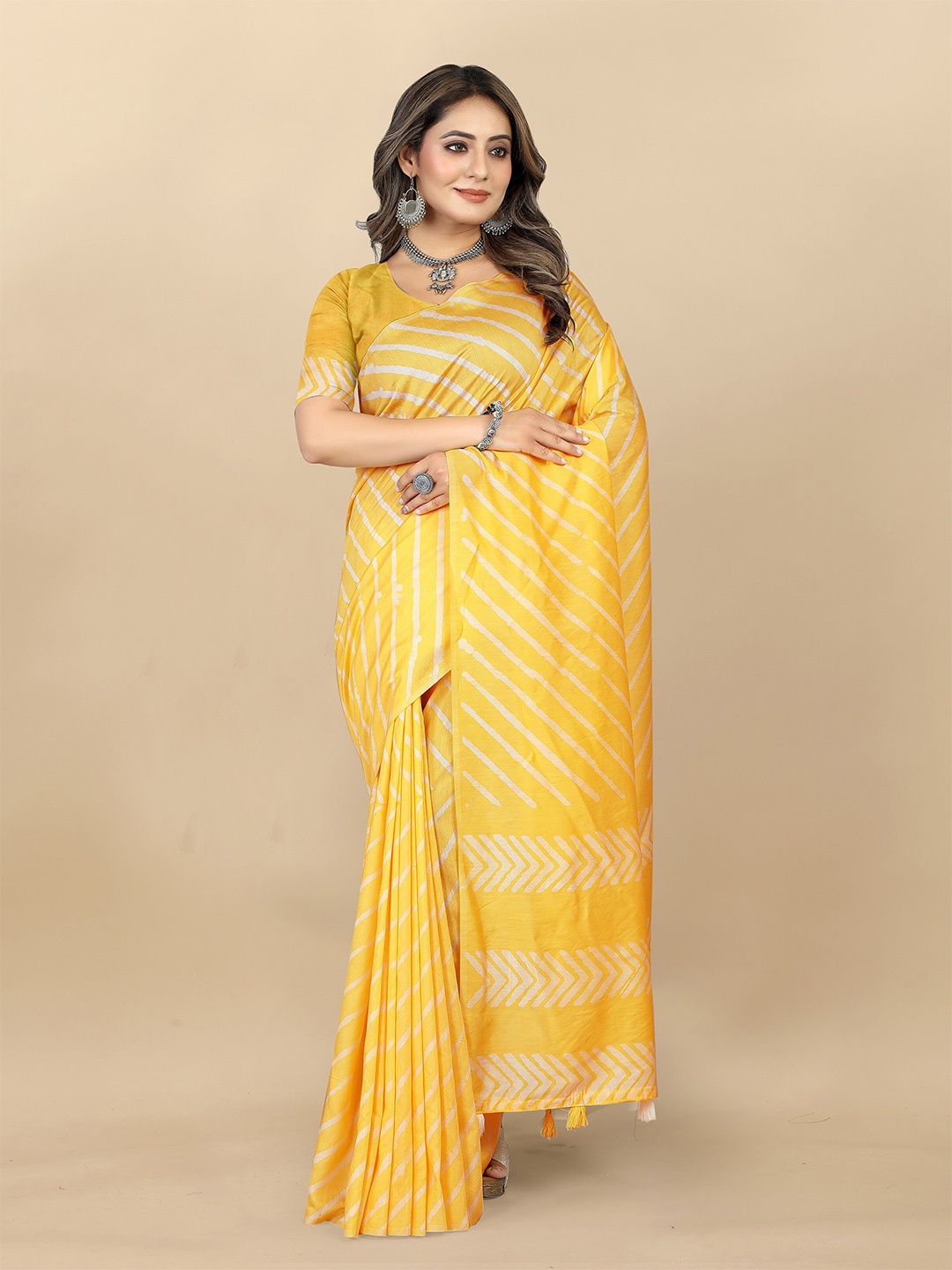 

VEDANT VASTRAM Batik Printed Satin Saree, Yellow
