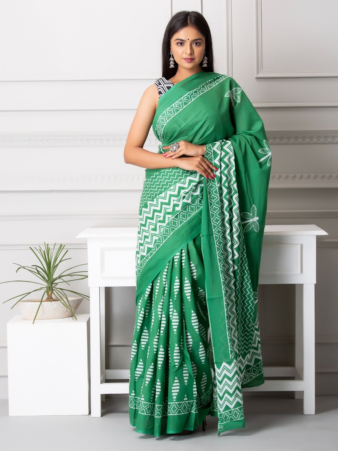 

JALTHER Batik Printed Pure Cotton Block Print Saree, Green