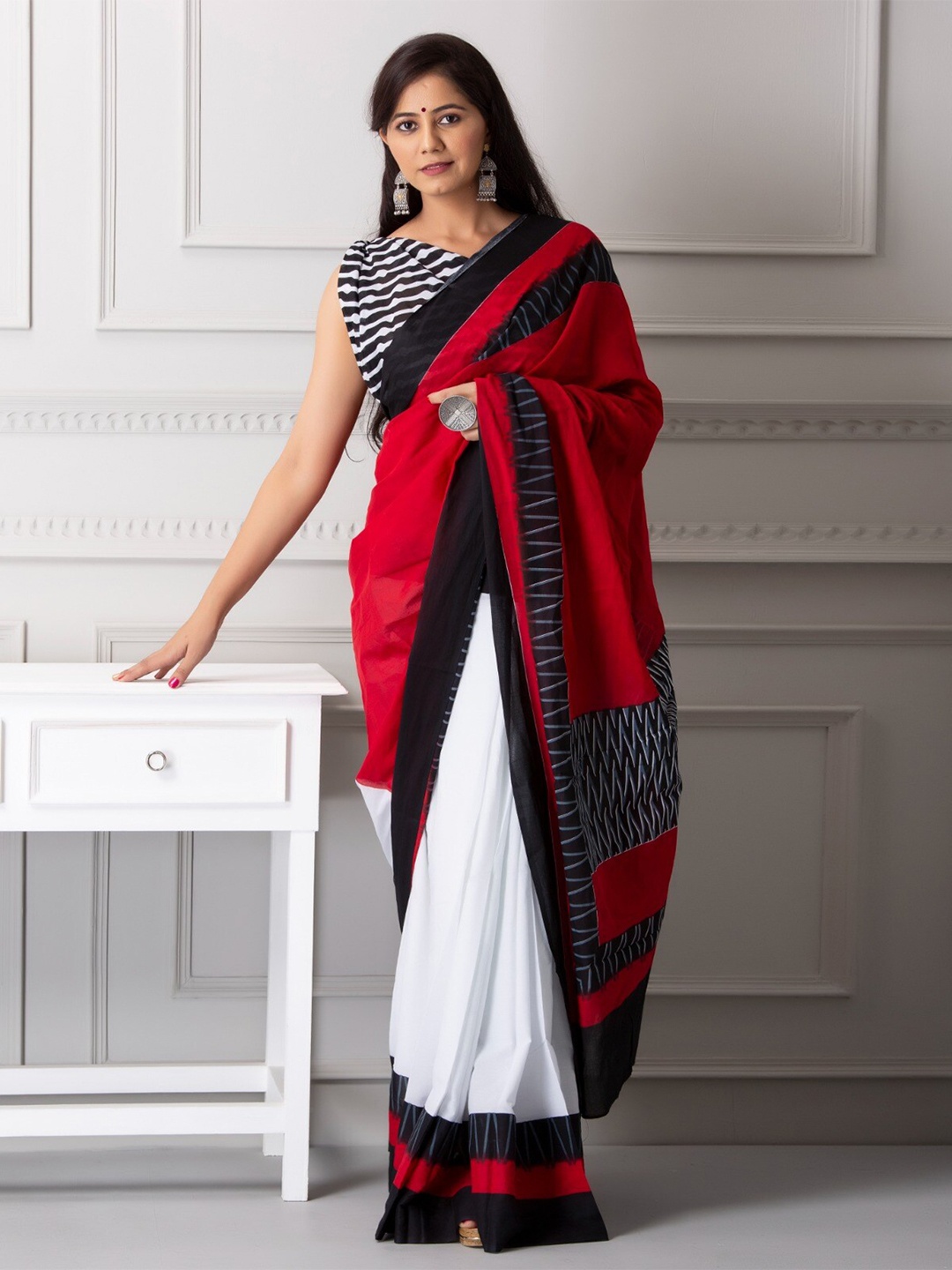 

JALTHER Colourblocked Pure Cotton Block Print Saree, White