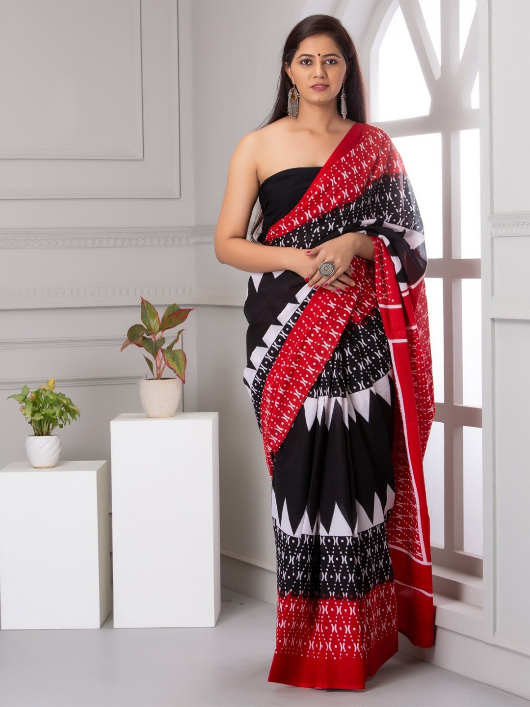 

JALTHER Geometric Printed Pure Cotton Ikat Saree, Black