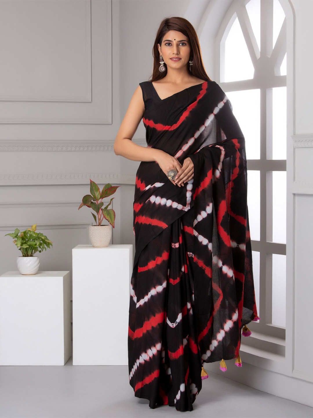 

JALTHER Tie and Dye Dyed Pure Cotton Block Print Saree, Black