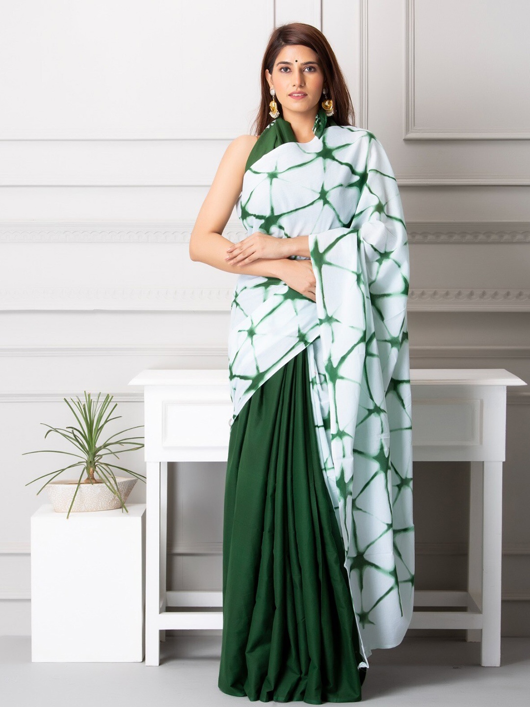 

JALTHER Tie and Dye Dyed Pure Cotton Block Print Saree, White