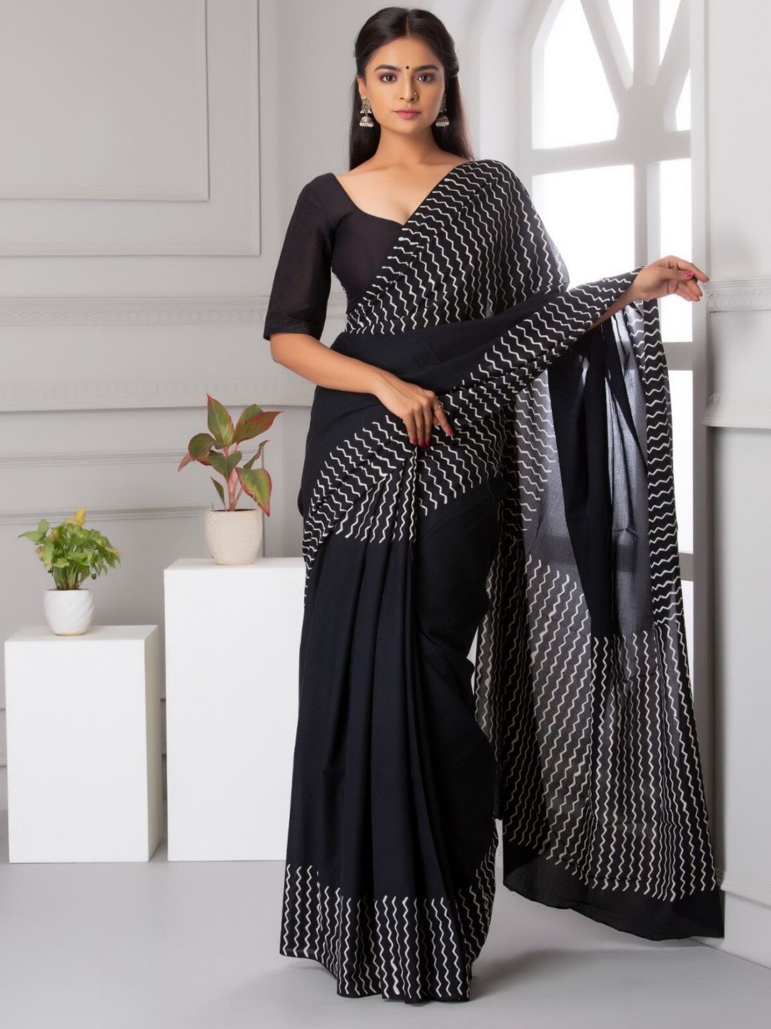 

KIAARON Striped Pure Cotton Block Print Saree, Black