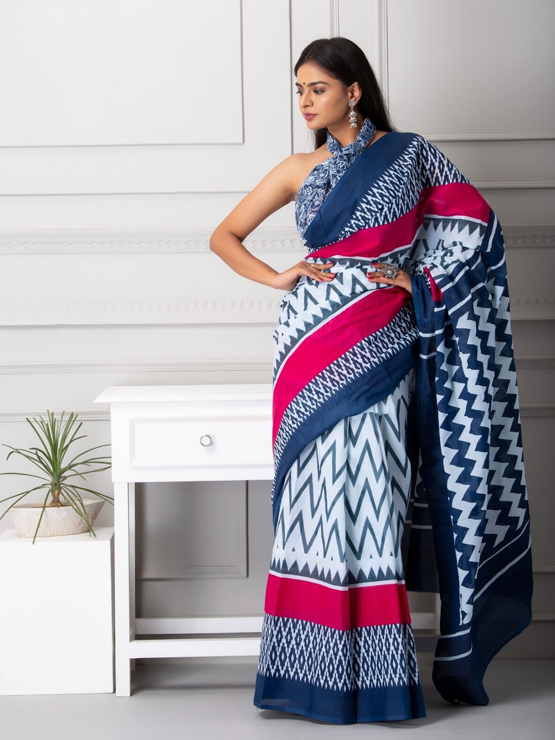 

KIAARON Geometric Pure Cotton Block Print Saree, Pink
