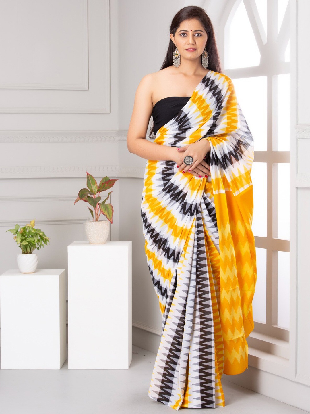 

KIAARON Striped Pure Cotton Block Print Saree, Yellow