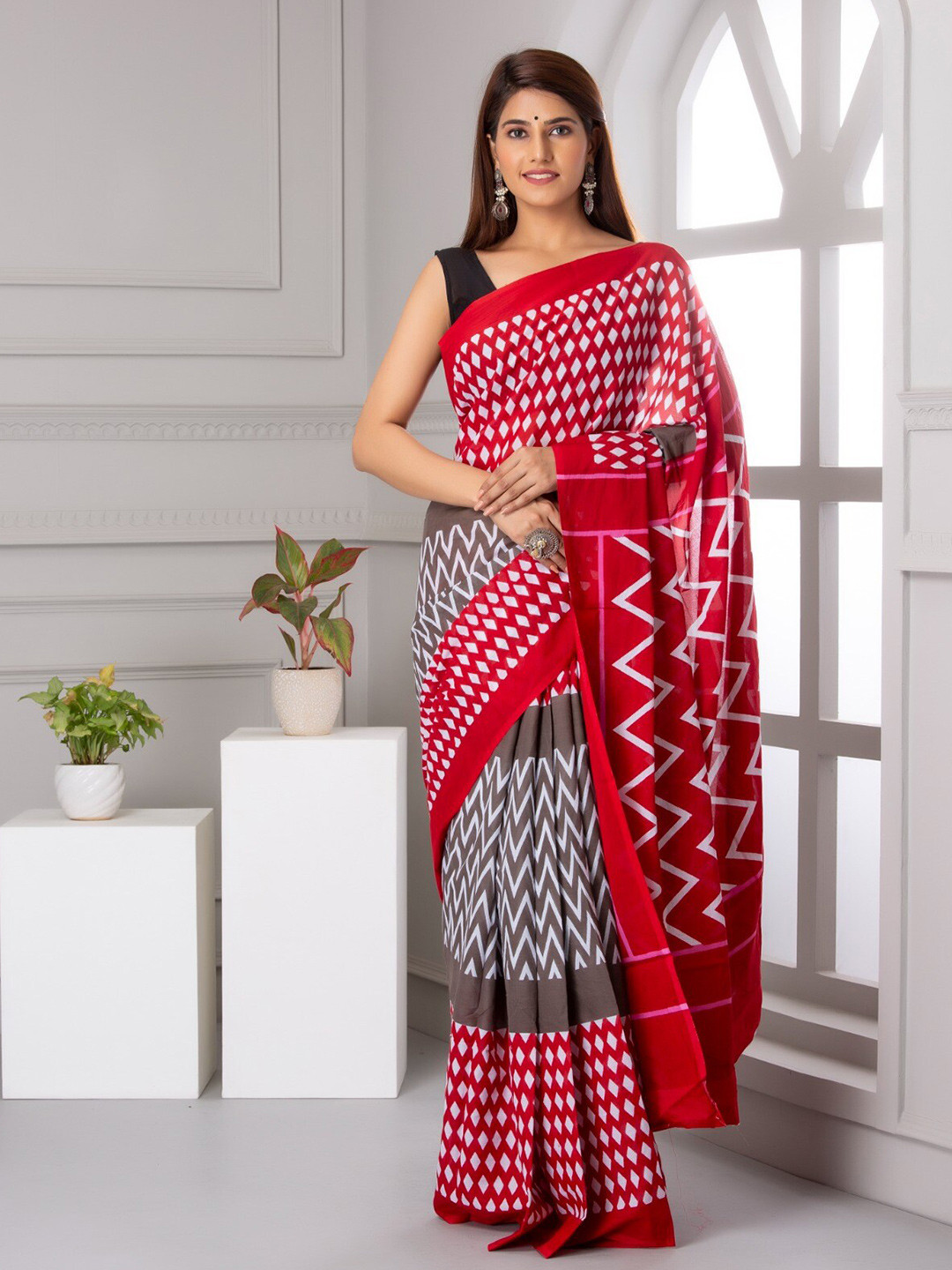 

KIAARON Geometric Pure Cotton Block Print Saree, Red