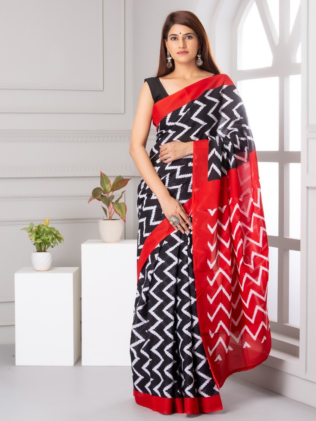 

KIAARON Geometric Pure Cotton Block Print Saree, Black