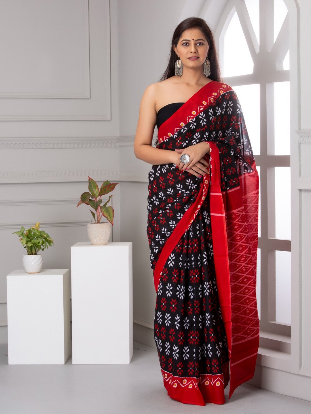 

KIAARON Batik Printed Pure Cotton Block Print Saree, Black