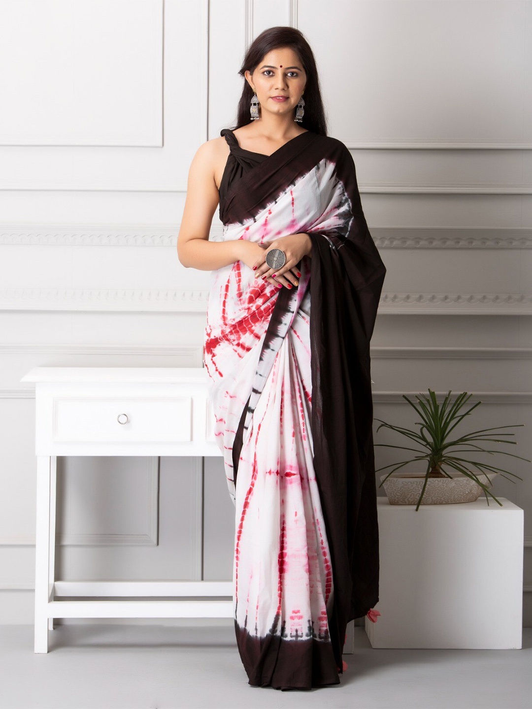 

KIAARON Tie and Dye Pure Cotton Block Print Saree, White