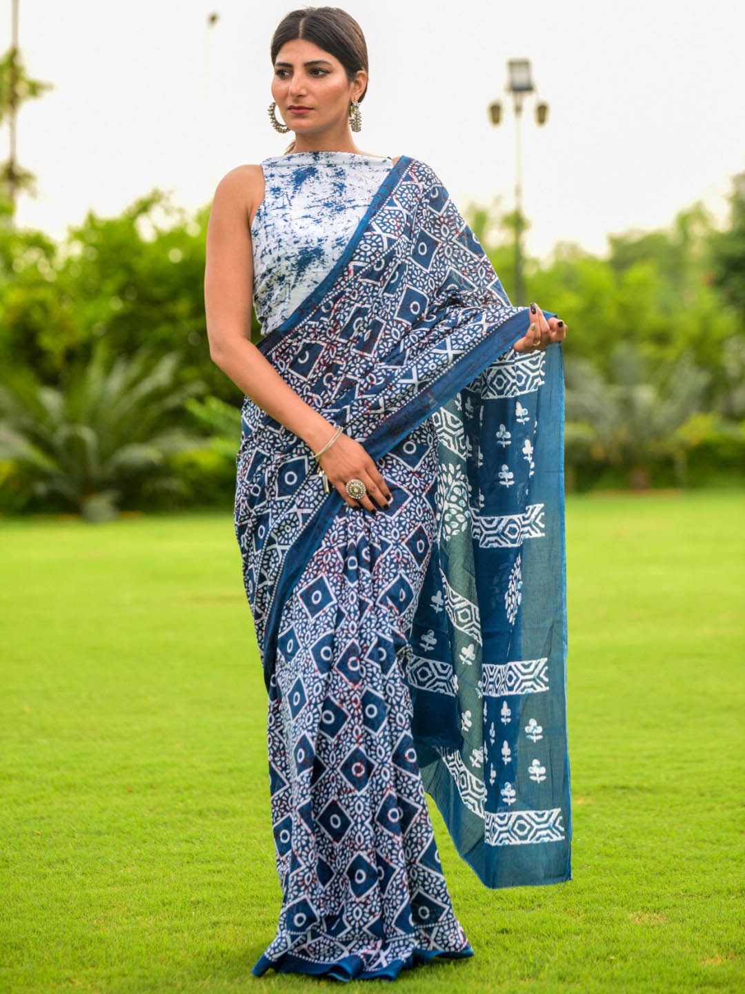 

KIAARON Floral Printed Pure Cotton Block Print Saree, Blue