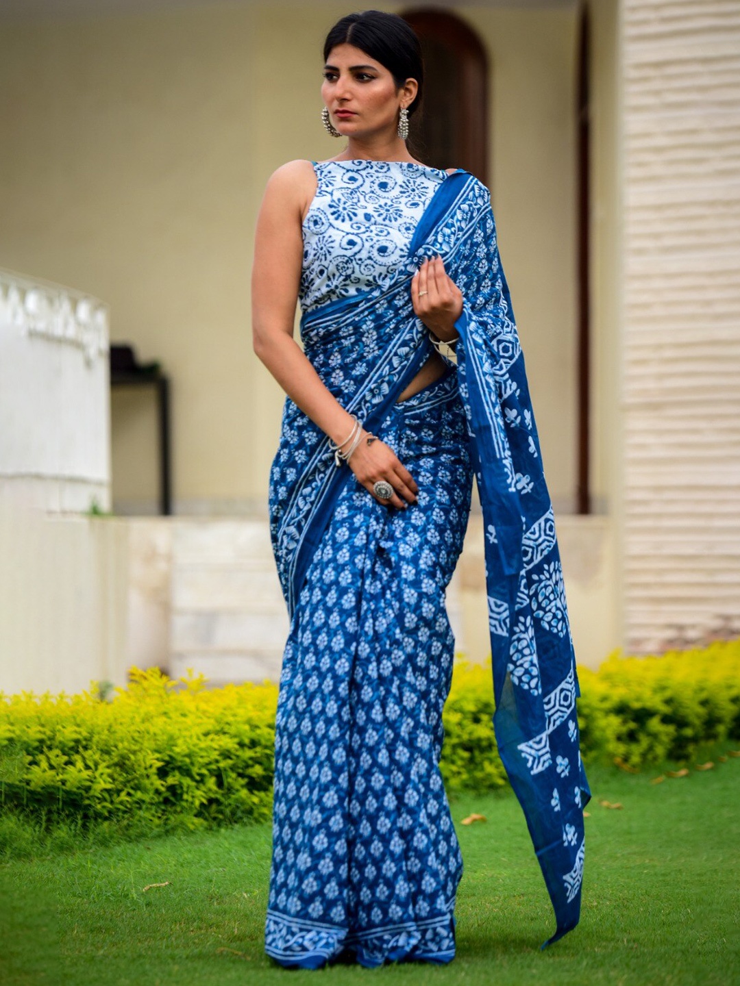 

KIAARON Floral Printed Pure Cotton Block Print Saree, Black