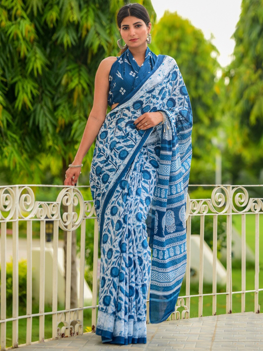 

clothonus Floral Pure Cotton Block Print Saree, Blue