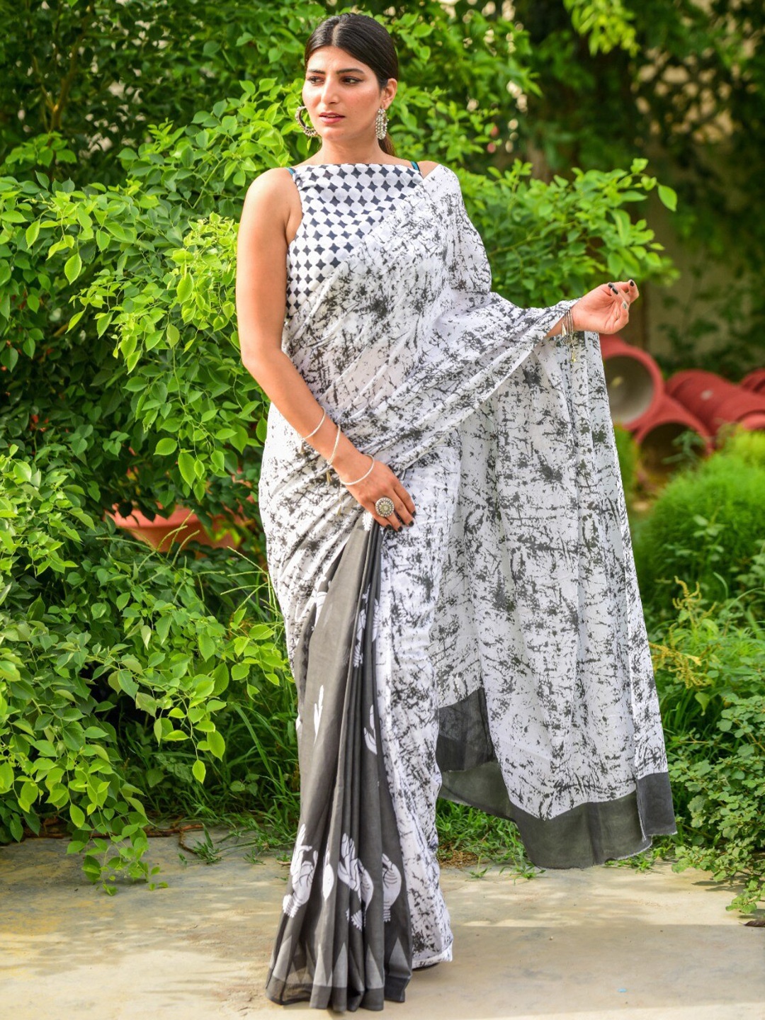 

clothonus Abstract Printed Pure Cotton Block Print Saree, Grey