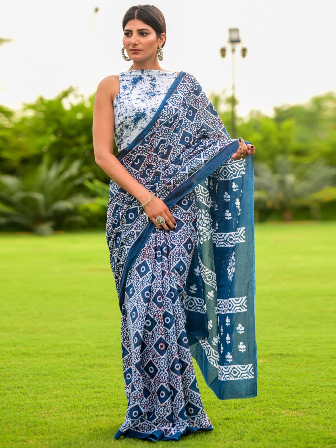 

clothonus Geometric Pure Cotton Block Print Saree, Blue