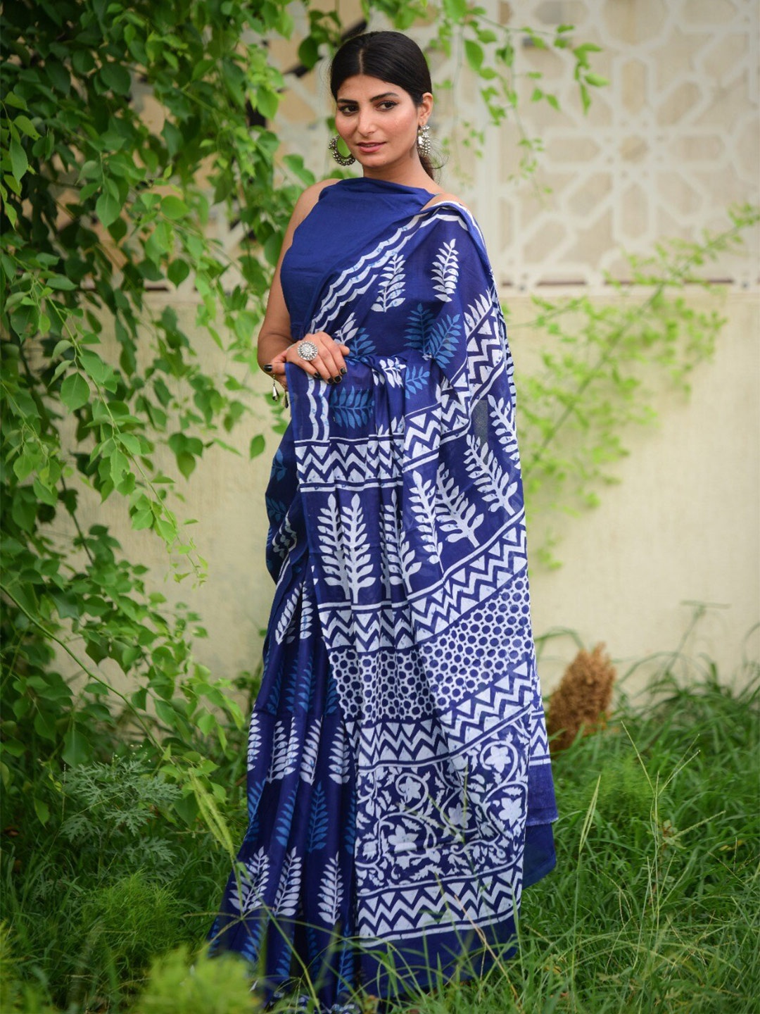 

clothonus Floral Pure Cotton Block Print Saree, Blue