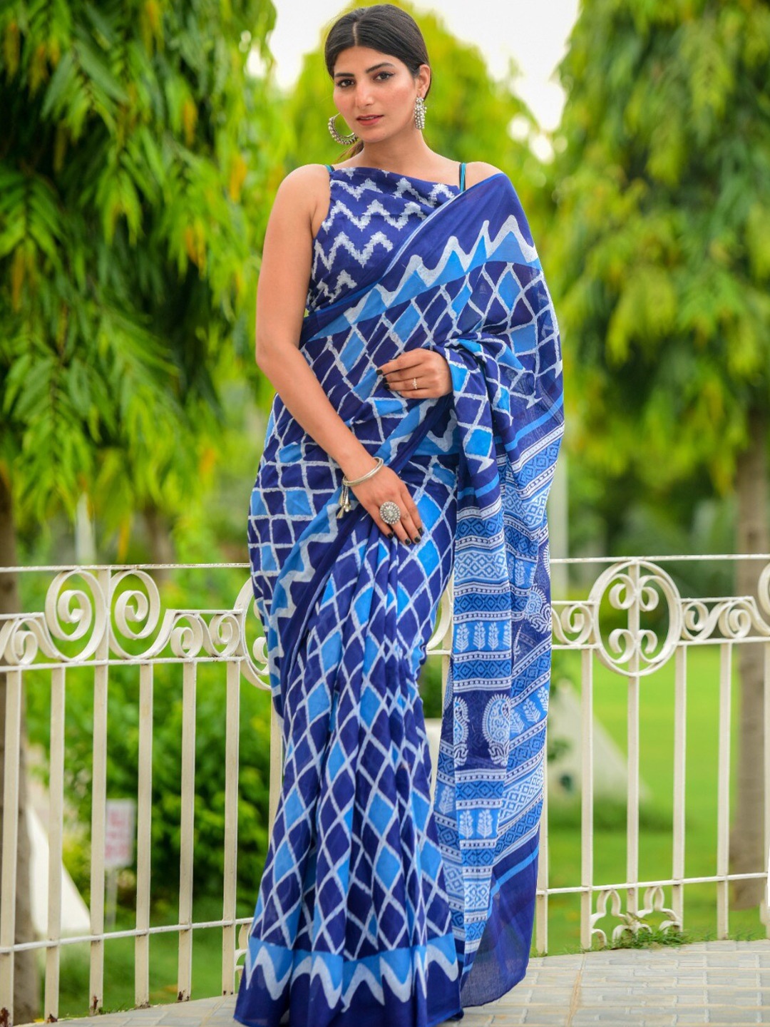 

TROPWEAR Geometric Pure Cotton Block Print Saree, Blue