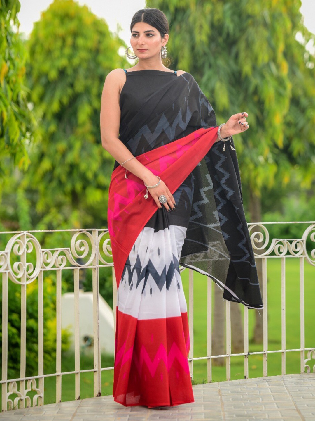 

TROPWEAR Pure Cotton Block Print Saree, White