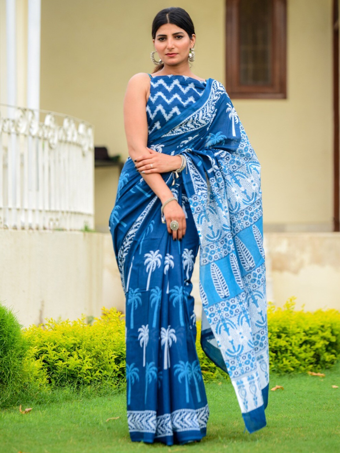 

TROPWEAR Floral Pure Cotton Block Print Saree, Blue