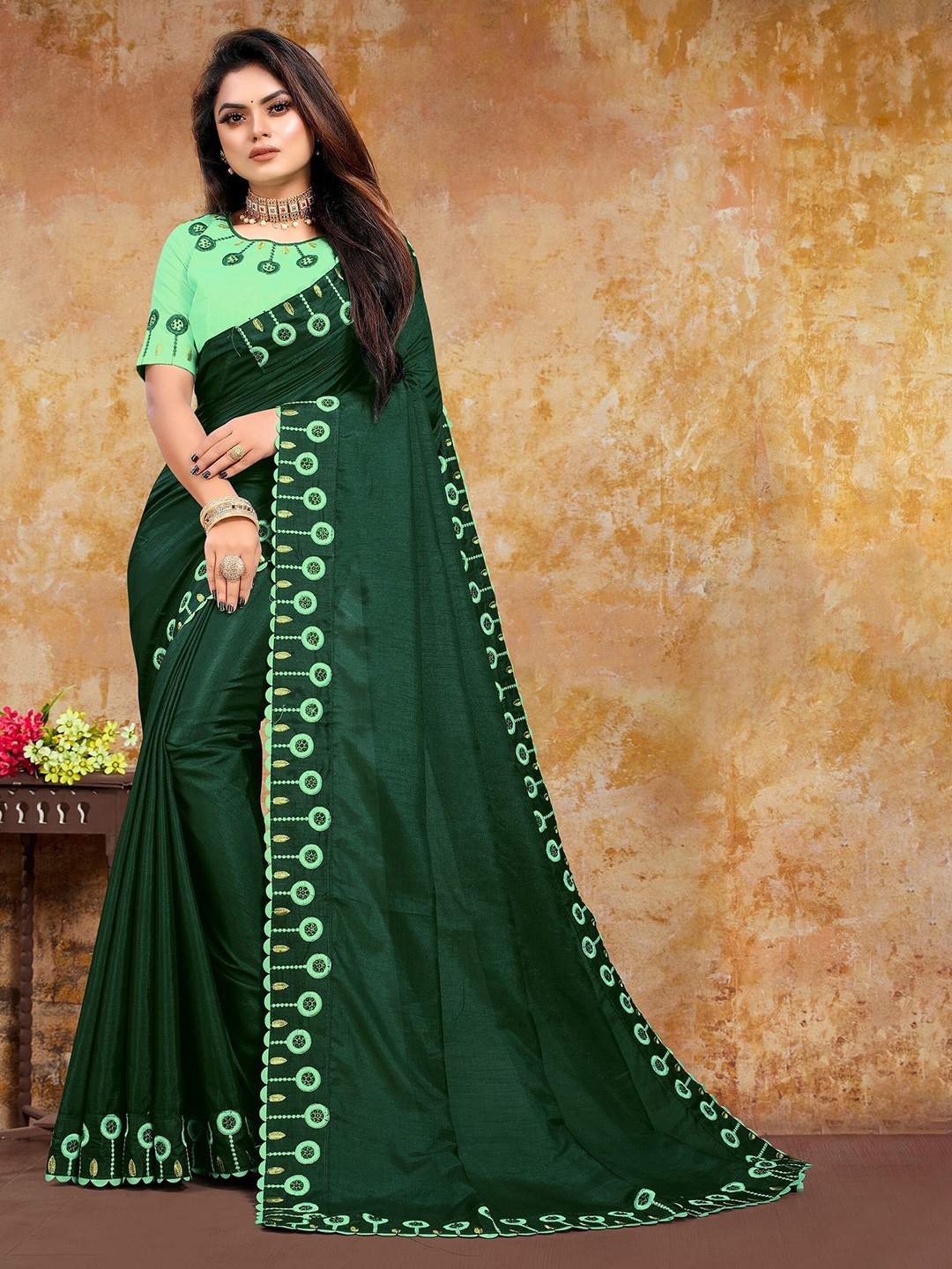 

VEDANT VASTRAM Embroidered Saree, Green
