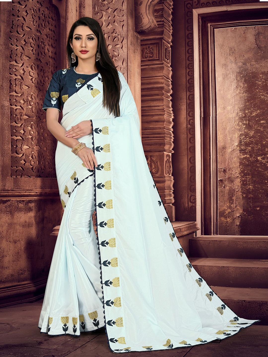 

VEDANT VASTRAM Embroidered Silk Saree, Off white