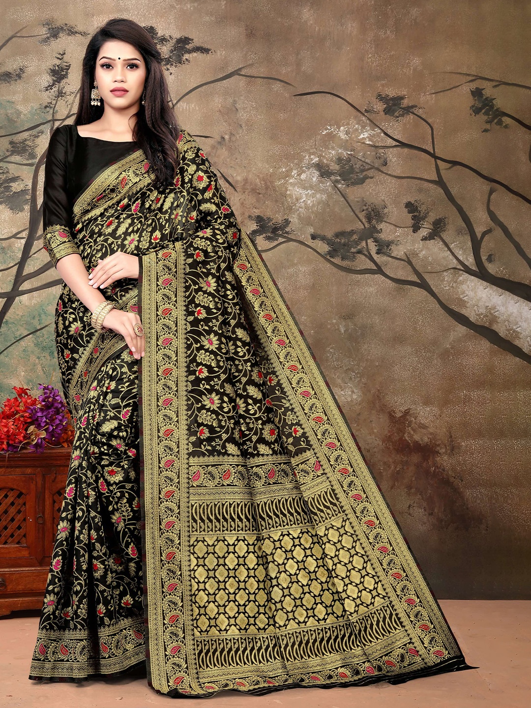 

VEDANT VASTRAM Woven Design Zari Silk Banarasi Saree, Black