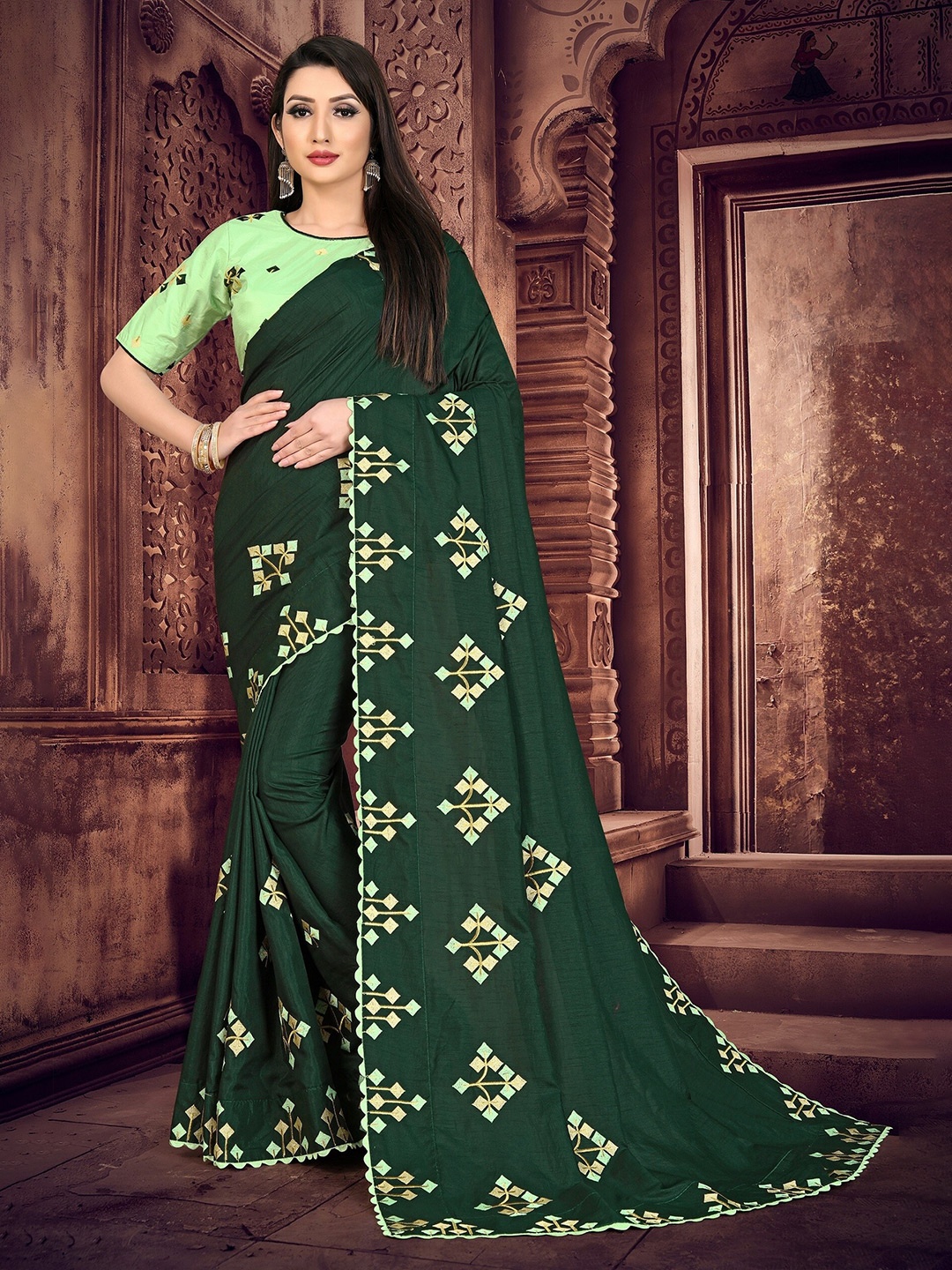 

VEDANT VASTRAM Floral Embroidered Saree, Green