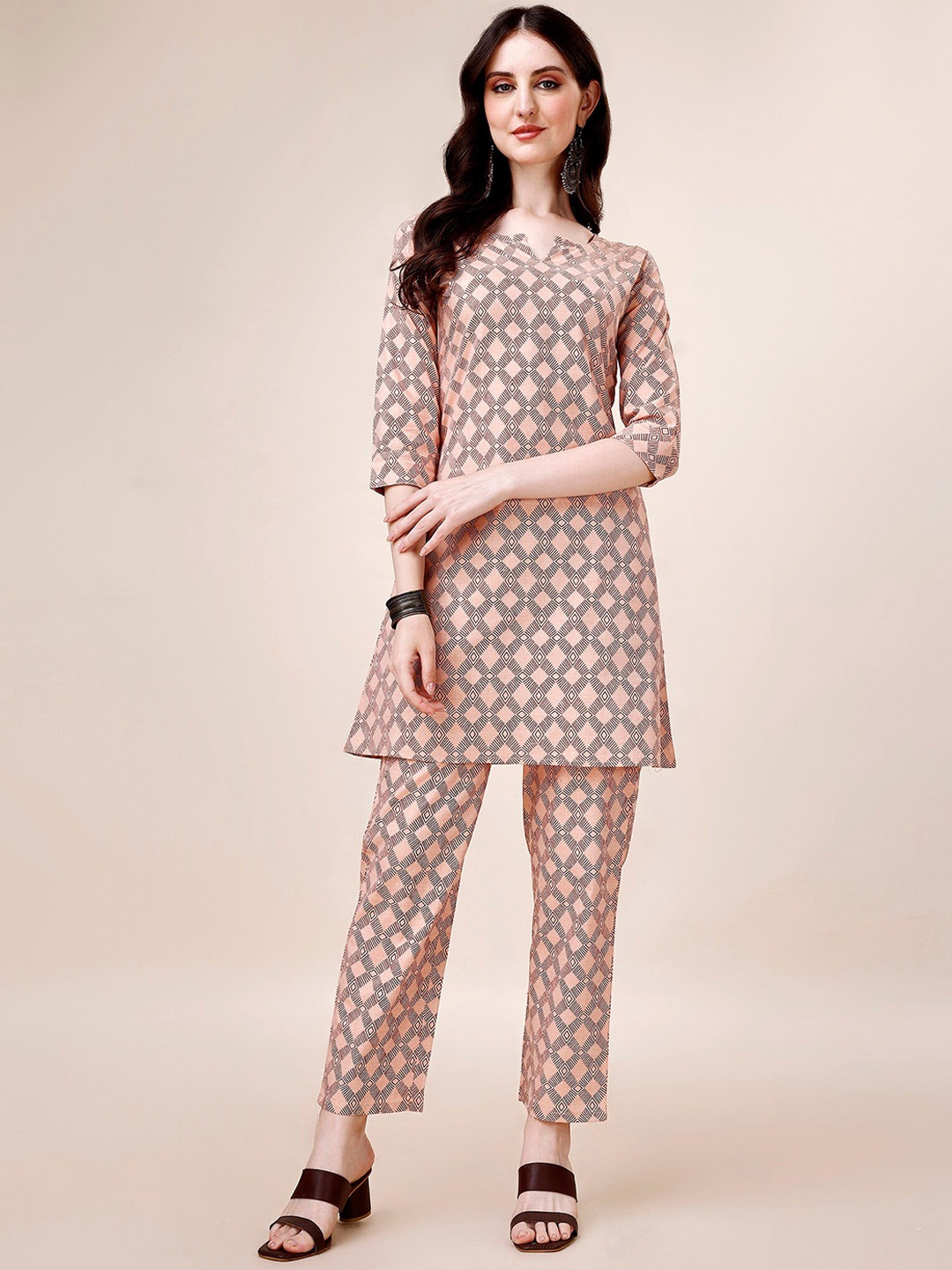

WILNERCROWN Geometric Printed Regular Kurta With Trousers, Peach