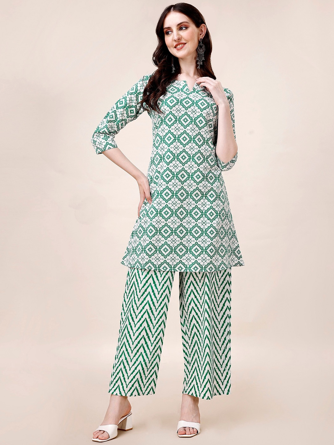 

WILNERCROWN Ethnic Motifs Printed Straight Kurti with Trousers, Green
