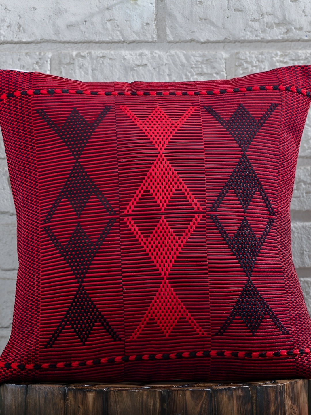 

Peepul Tree Red & Black Geometric Printed Cotton Square Cushion Covers