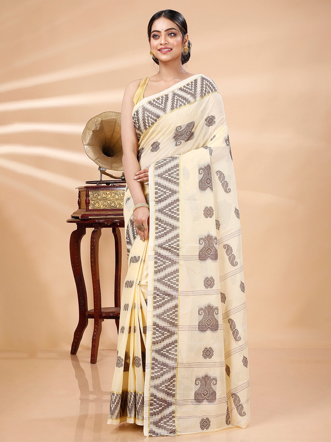 

DipDiya Ethnic Woven Design Pure Cotton Taant Saree, Brown