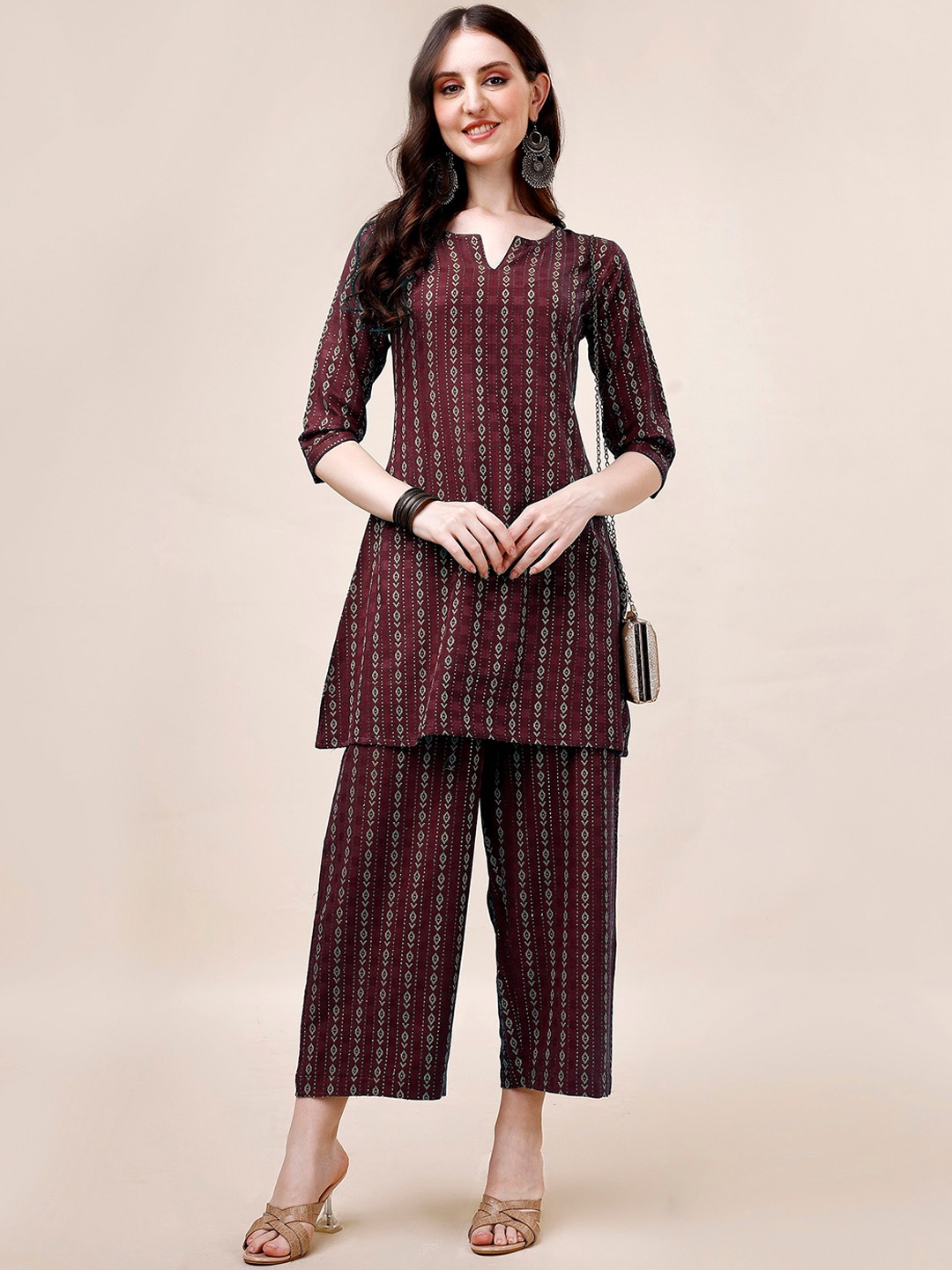 

WILNERCROWN Ethnic Motifs Self Design Kurti with Trousers, Maroon