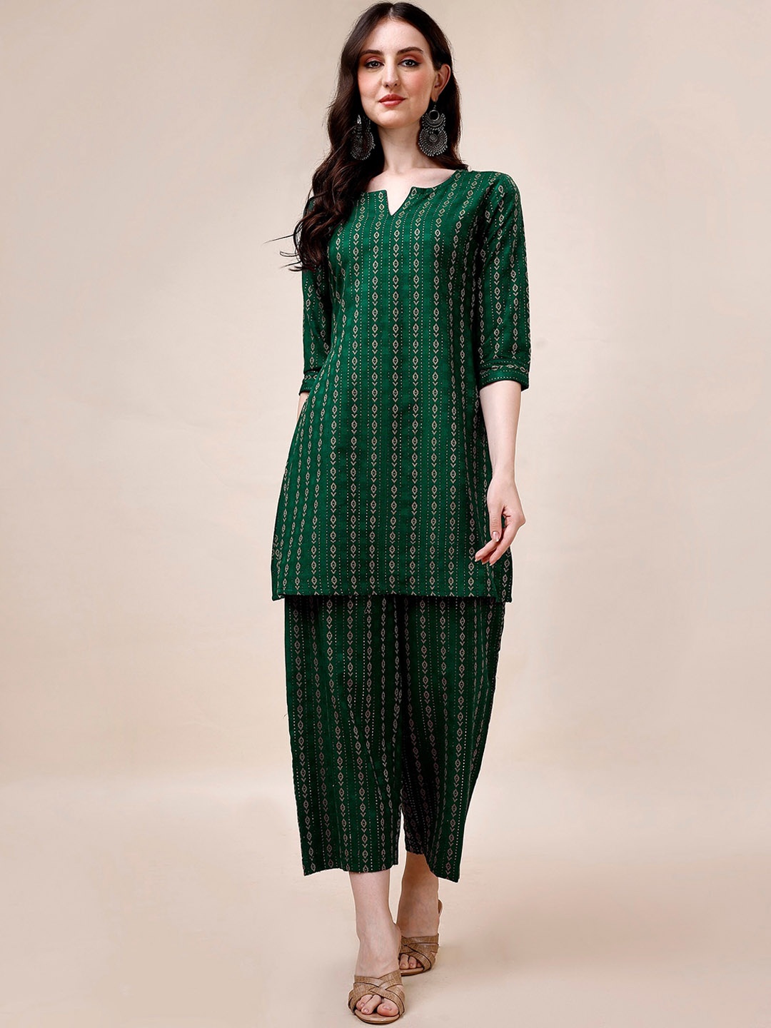 

WILNERCROWN Ethnic Motifs Self Design Kurti with Trousers, Green