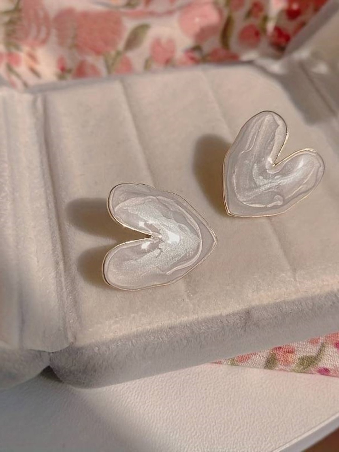

EL REGALO Heart Shaped Studs Earrings, White
