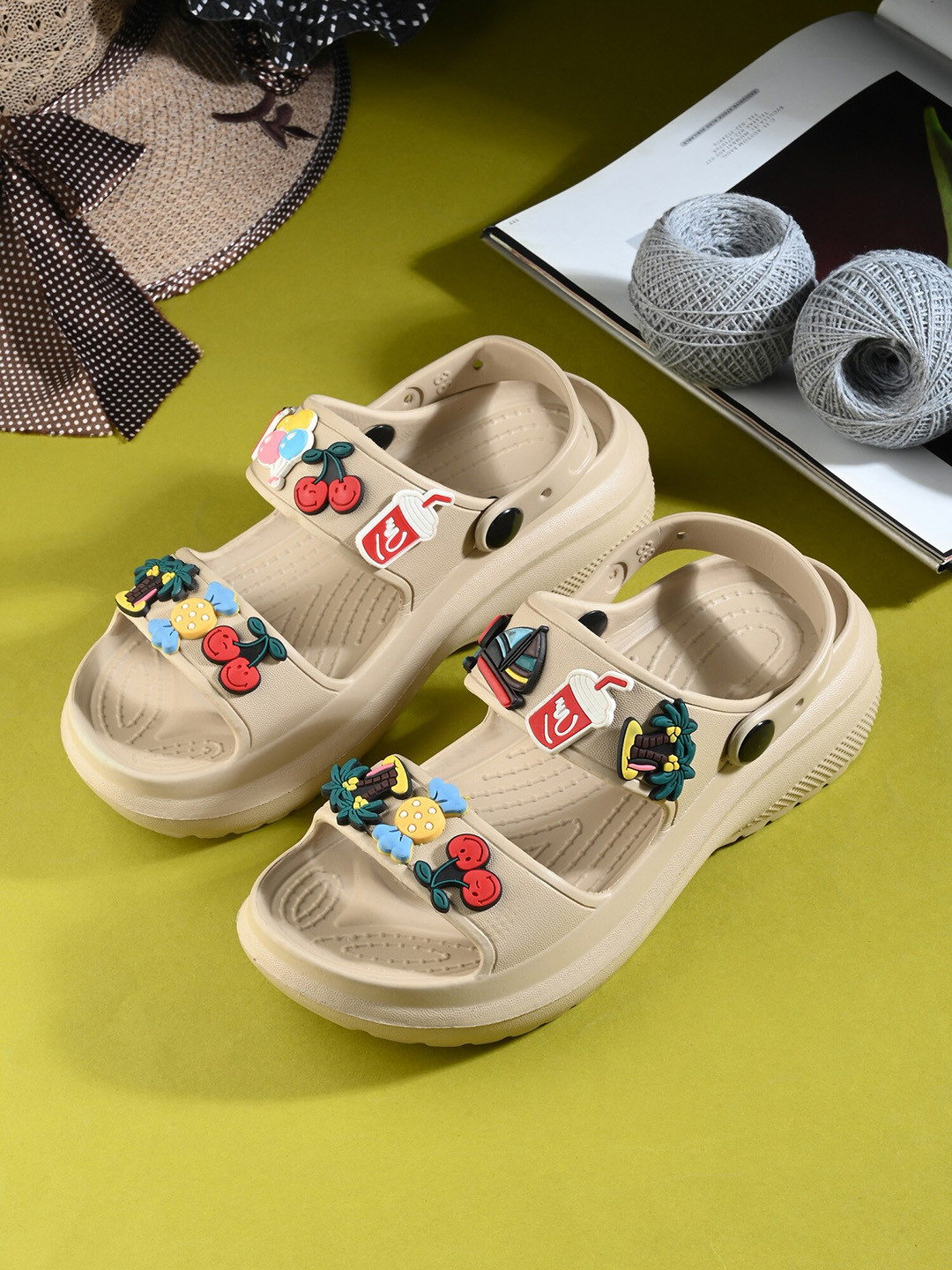 

Layasa Women Self Design Lightweight Sliders, Cream