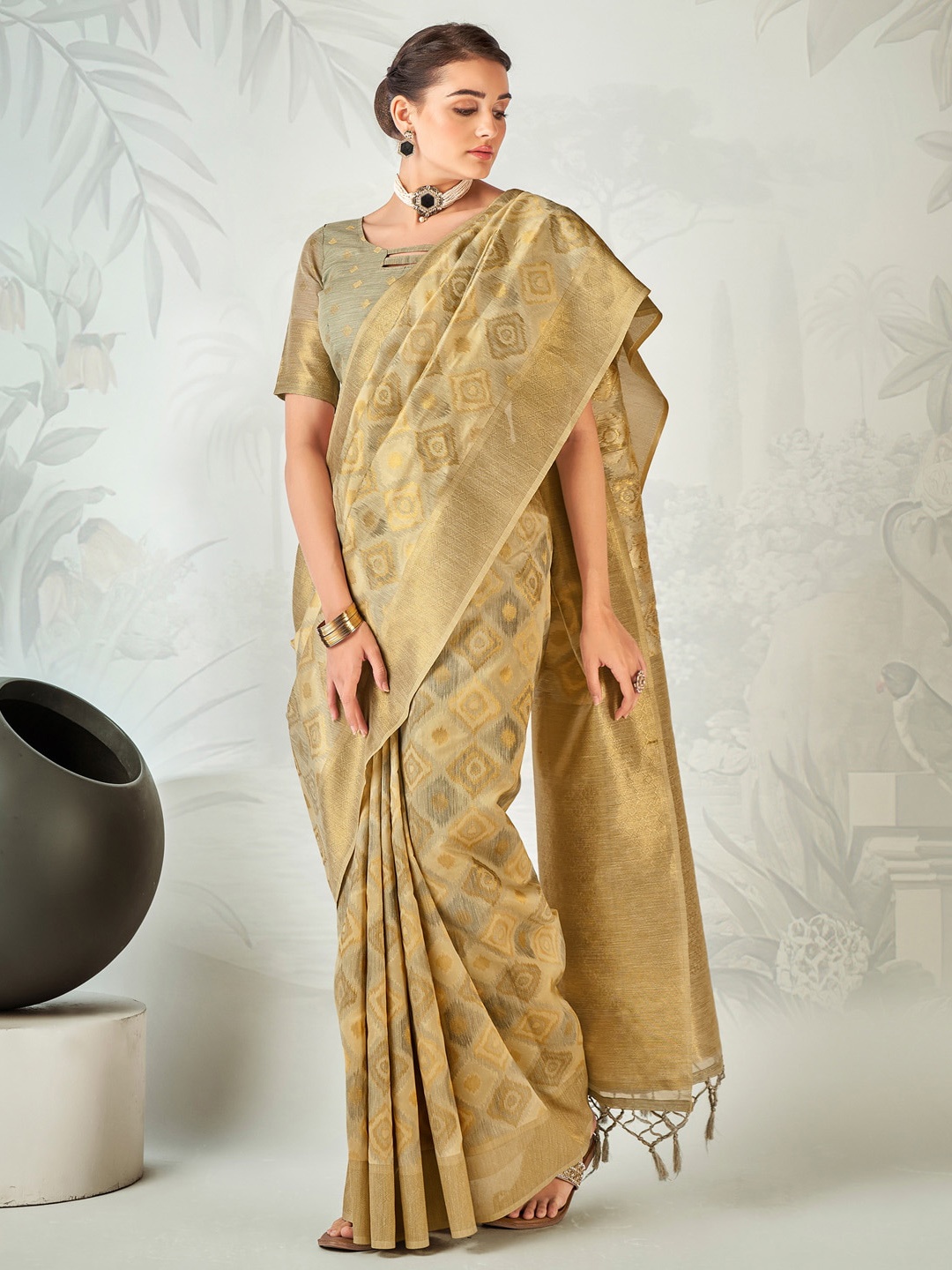 

Mitera Ethnic Motifs Woven Design Zari Banarasi Saree, Cream