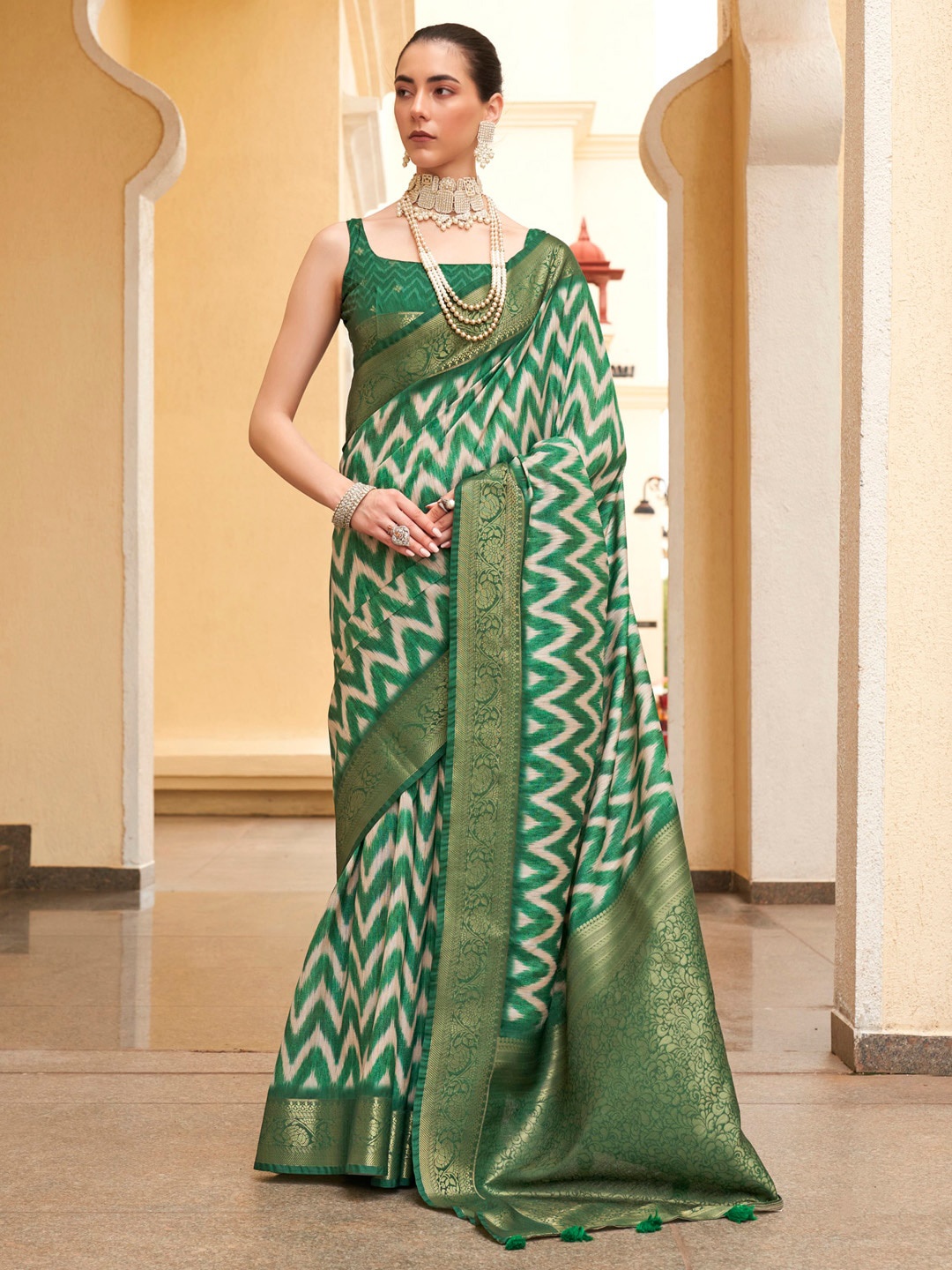 

Mitera Geometric Printed Zari Sungudi Saree, Green