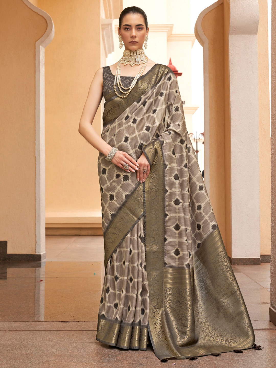 

Mitera Geometric Printed Zari Sungudi Saree, Grey
