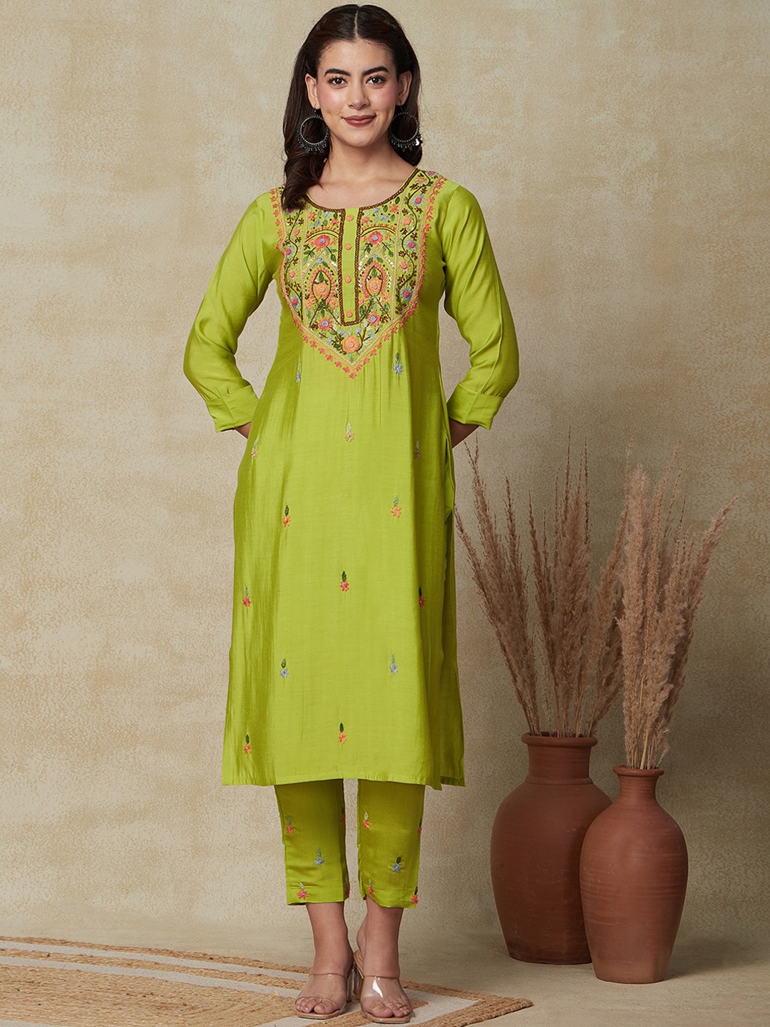 

FASHOR Green Ethnic Motif Embroidered Straight Kurta, Lime green