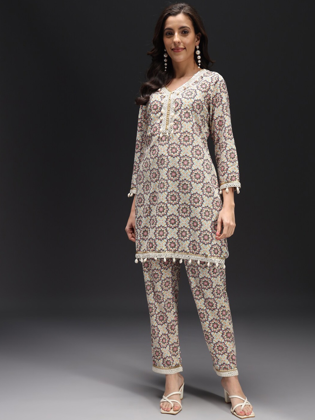 

HEEPOSH Ethnic Motifs Printed Mirror Work Jute Cotton Kurta with Trousers, Cream