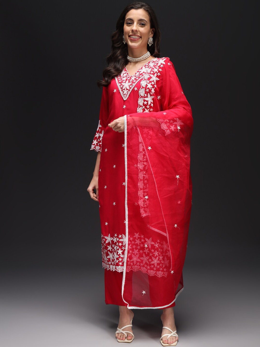 

HEEPOSH Floral Embroidered Thread Work Kurta & Trousers With Dupatta, Red