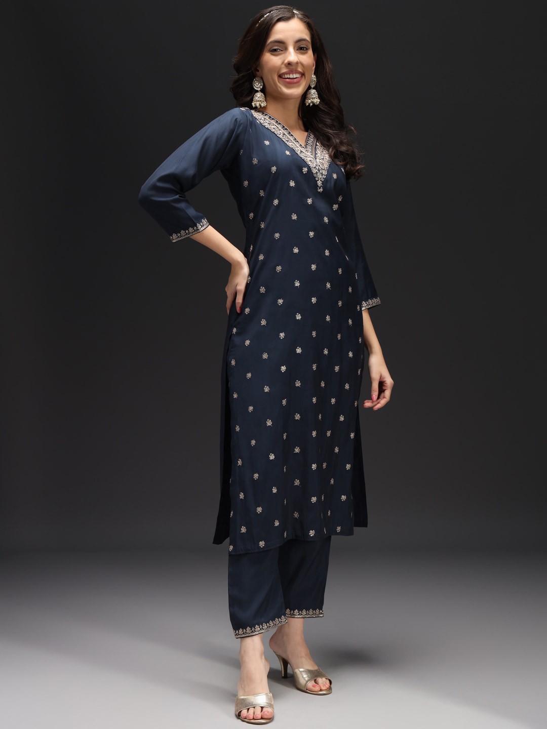 

HEEPOSH Ethnic Motifs Embroidered Regular Zardozi Kurta Set With Dupatta, Navy blue