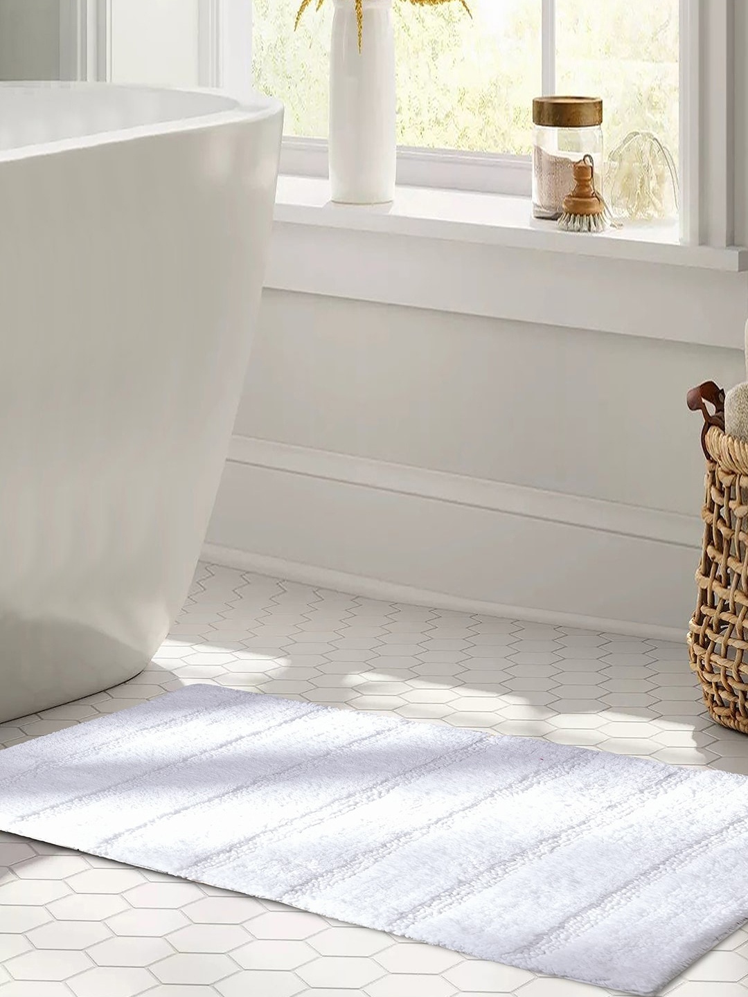 

MASPAR Color Art Outline White 1800 GSM Cotton Medium Bath Rugs