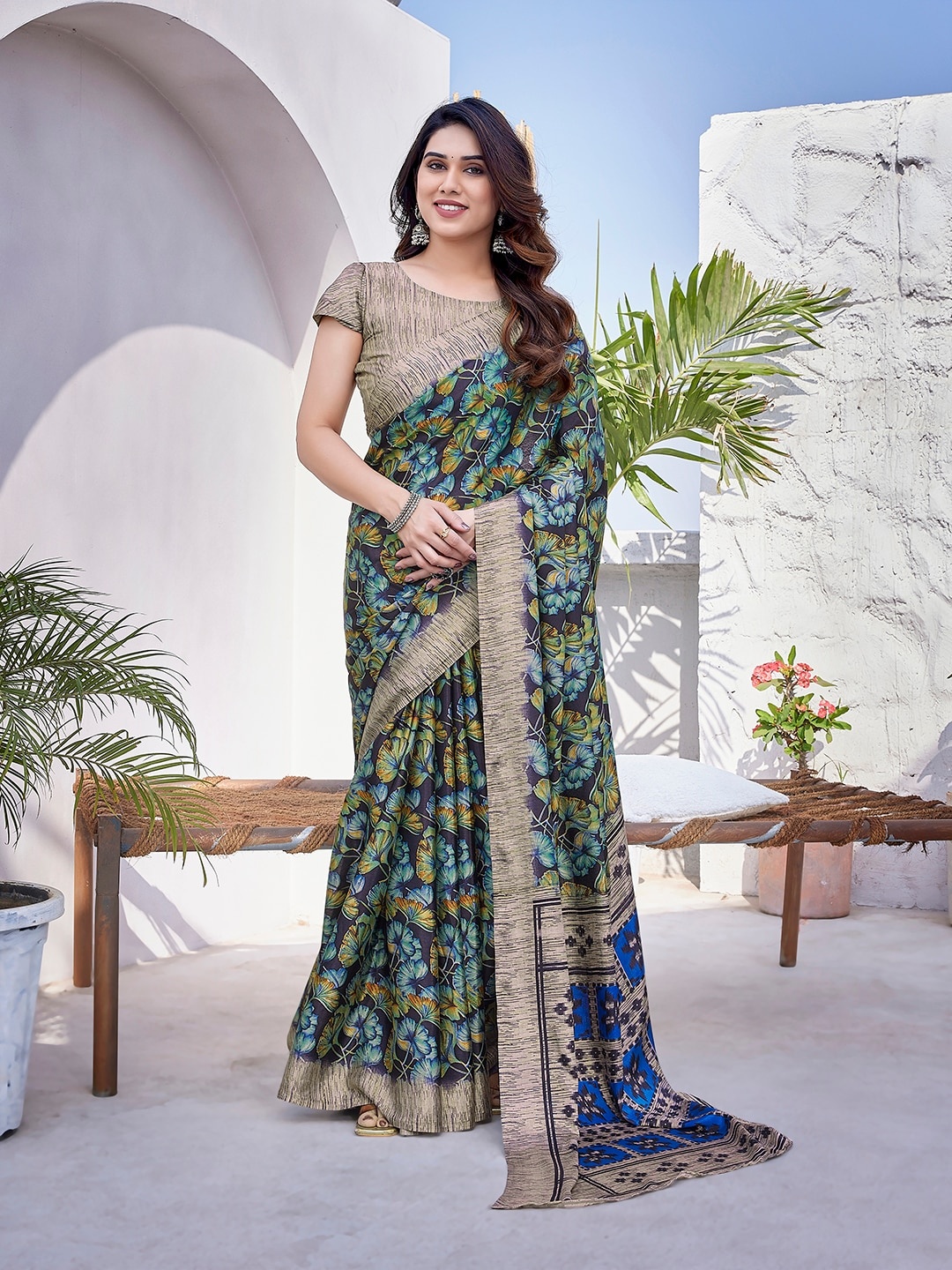 

KALINI Floral Printed Saree, Black