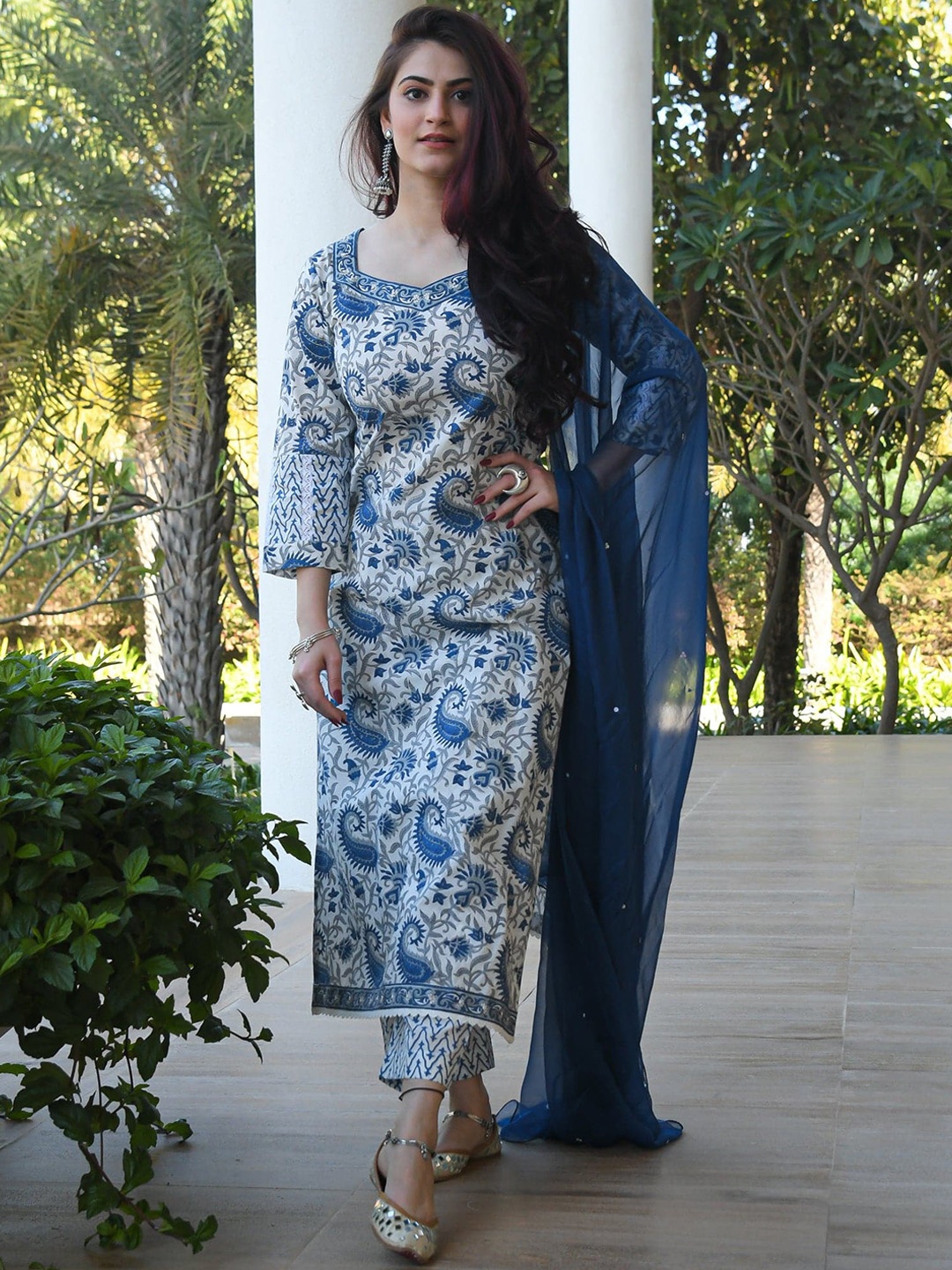 

V TRADITION Floral Printed Sweetheart Neck Regular Kurta With Trousers & Dupatta, Blue