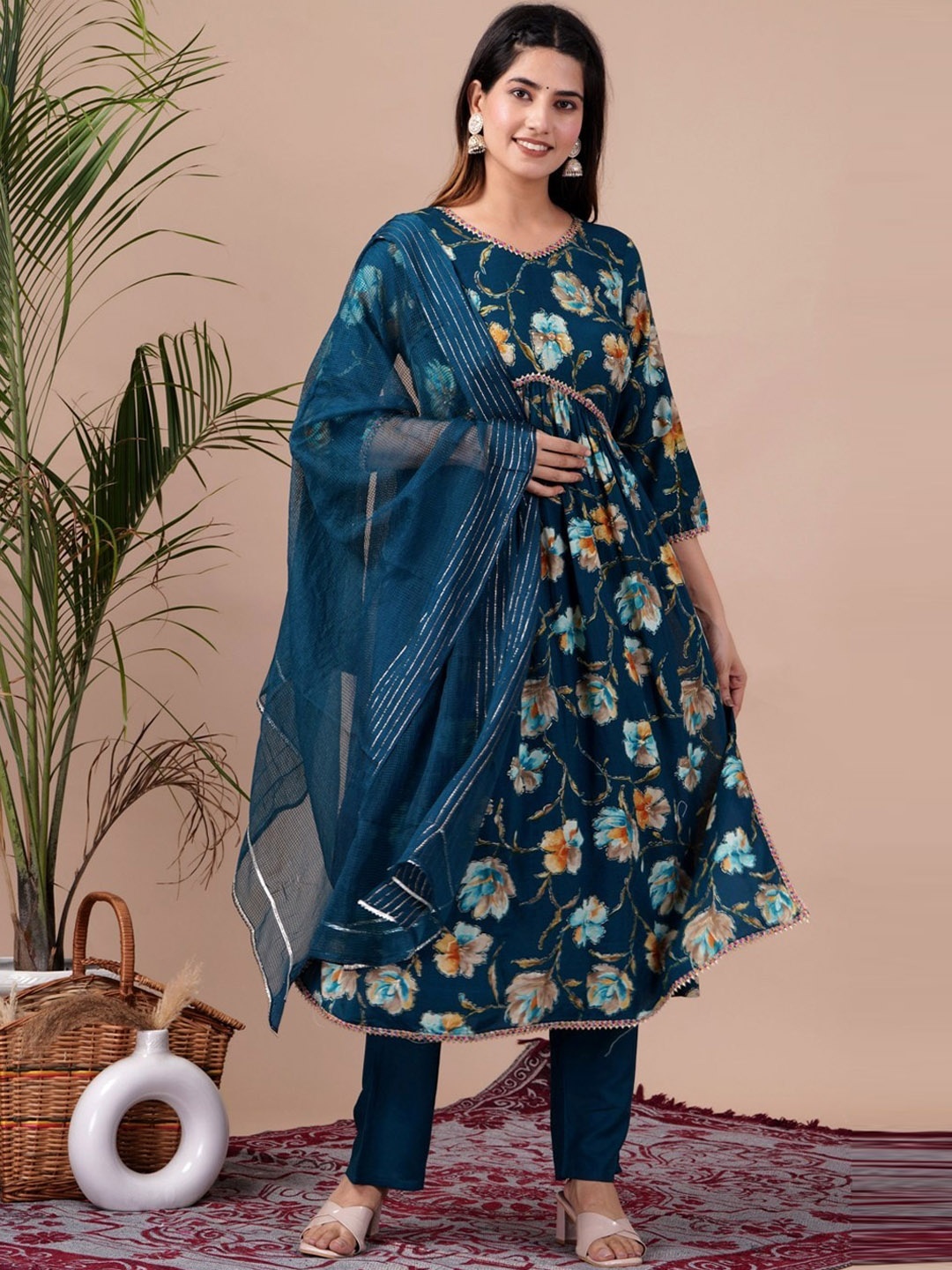 

UNISETS Floral Printed Regular Kurta With Trousers & Dupatta, Teal